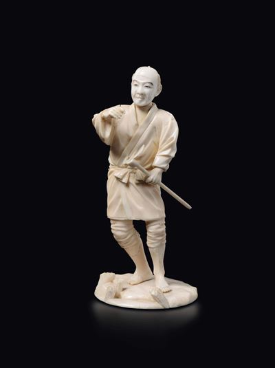 Figura di Contadino Scolpita in Avorio con Forcone, Giappone, Inizio XX Secolo