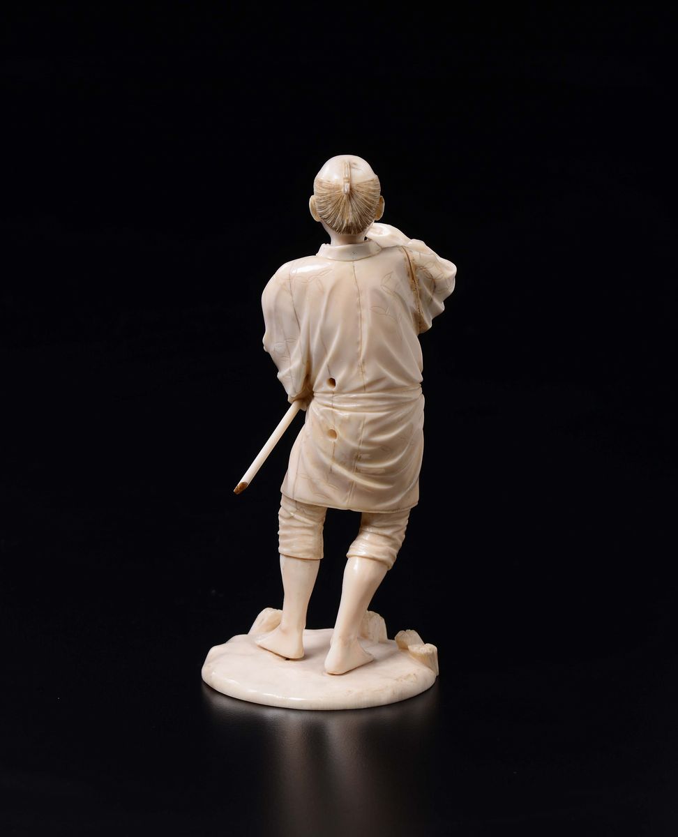 Figura di Contadino Scolpita in Avorio con Forcone, Giappone, Inizio XX Secolo