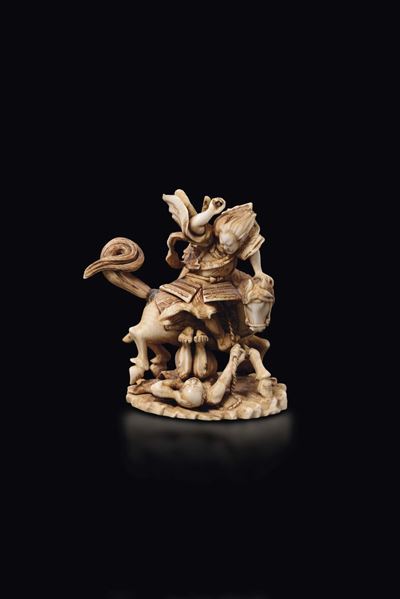 Figura di Samurai a Cavallo Scolpito in Avorio, Giappone, Inizio XX Secolo
