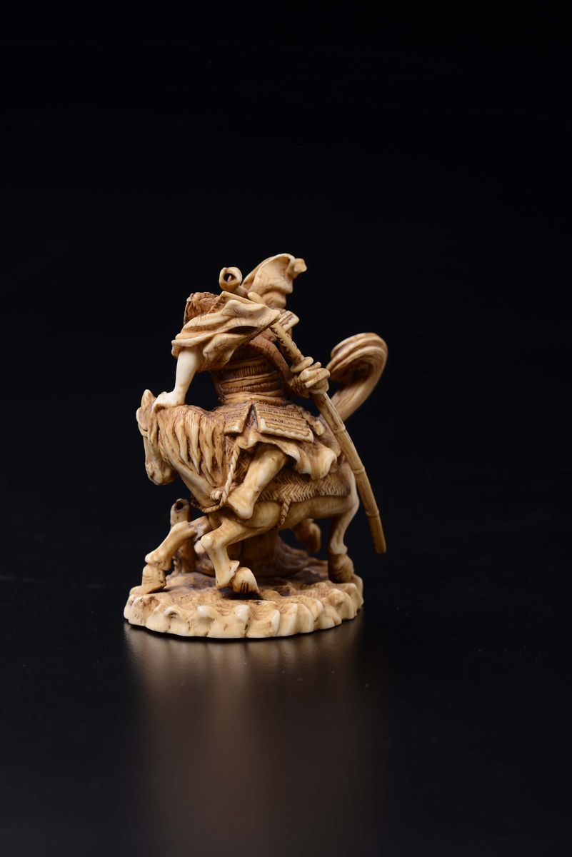 Figura di Samurai a Cavallo Scolpito in Avorio, Giappone, Inizio XX Secolo