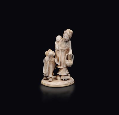 Piccolo Gruppo Raffigurante Geisha con Cestino e Bambini in Avorio, Giappone, Inizio XX Secolo