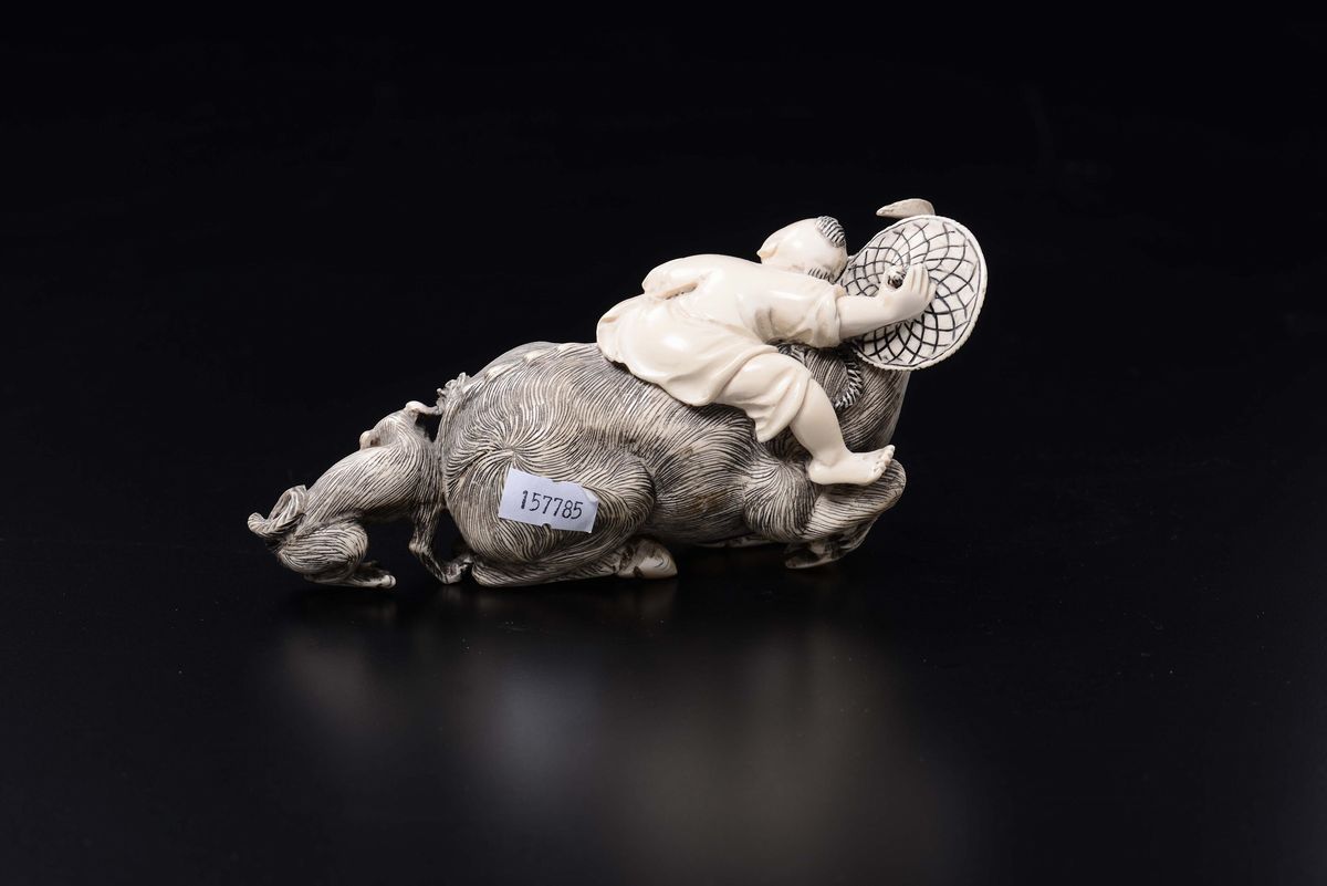 Figura di Bufalo in Avorio con Bambino sulle Spalle e Cagnolino, Cina, Inizio XX Secolo