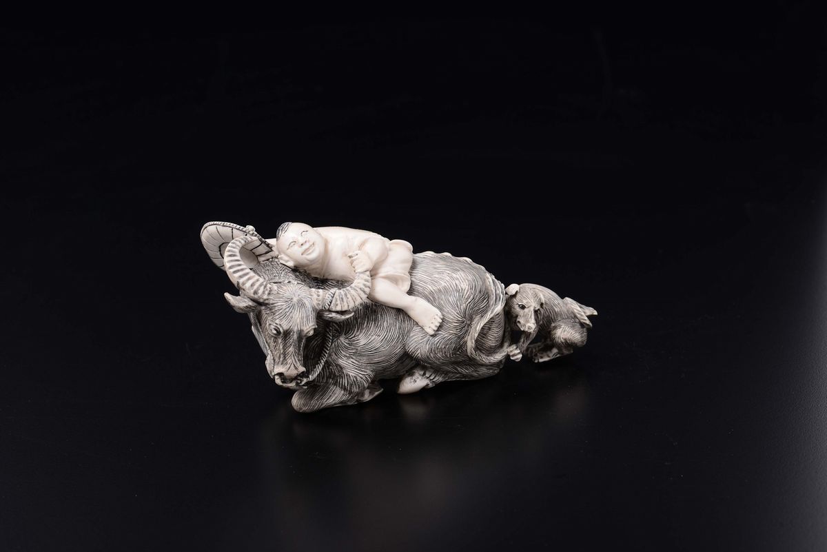 Figura di Bufalo in Avorio con Bambino sulle Spalle e Cagnolino, Cina, Inizio XX Secolo
