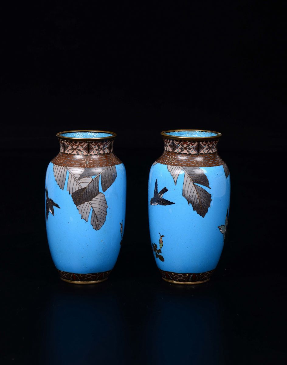 Coppia di Vasi Cloisonné con Uccellini, Giappone, XIX Secolo