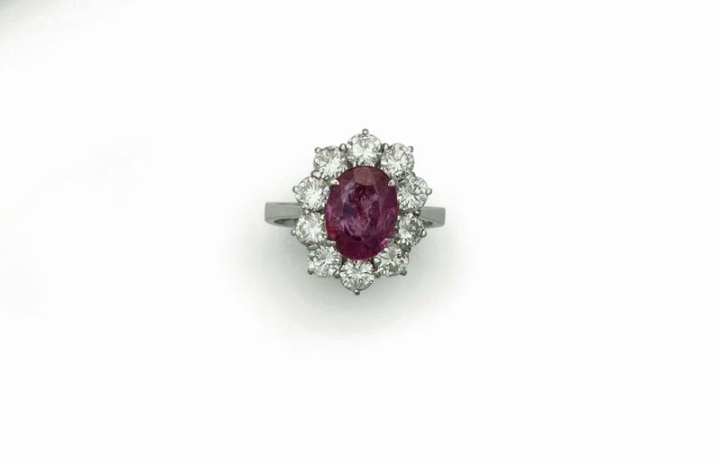 Anello con rubino Burma di ct 2,40 stimati e diamanti a contorno  - Asta Fine Jewels - Cambi Casa d'Aste