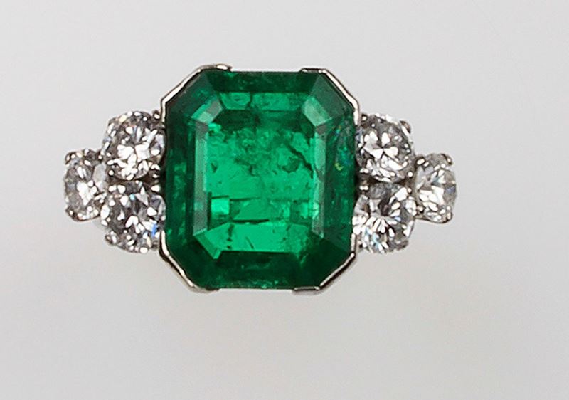 Ring with a circa 5.80 ct Colombian emerald, bordered with diamonds   - Auction Fine Jewels - Cambi Casa d'Aste