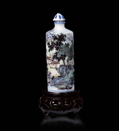 Snuff Bottle Cilindrica in Porcellana a Smalti Policromi con Paesaggio Lacustre, Cina, Dinastia Q...