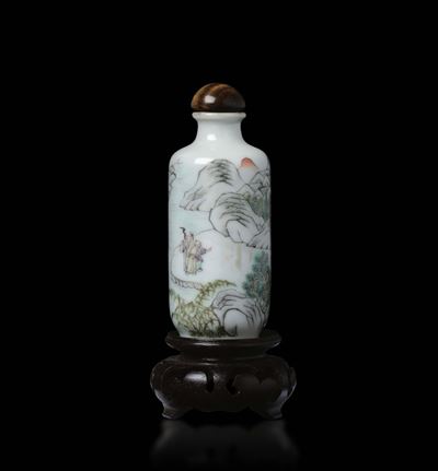 Snuff Bottle in Porcellana Cilindrica con Paesaggio Fluviale e Personaggi, Cina, Dinastia Qing, X...