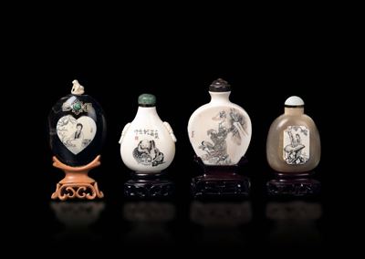 Quattro Snuff Bottles in Avorio e Corno Incise con Personaggi ed Iscrizioni, Cina, Inizio XX Seco...