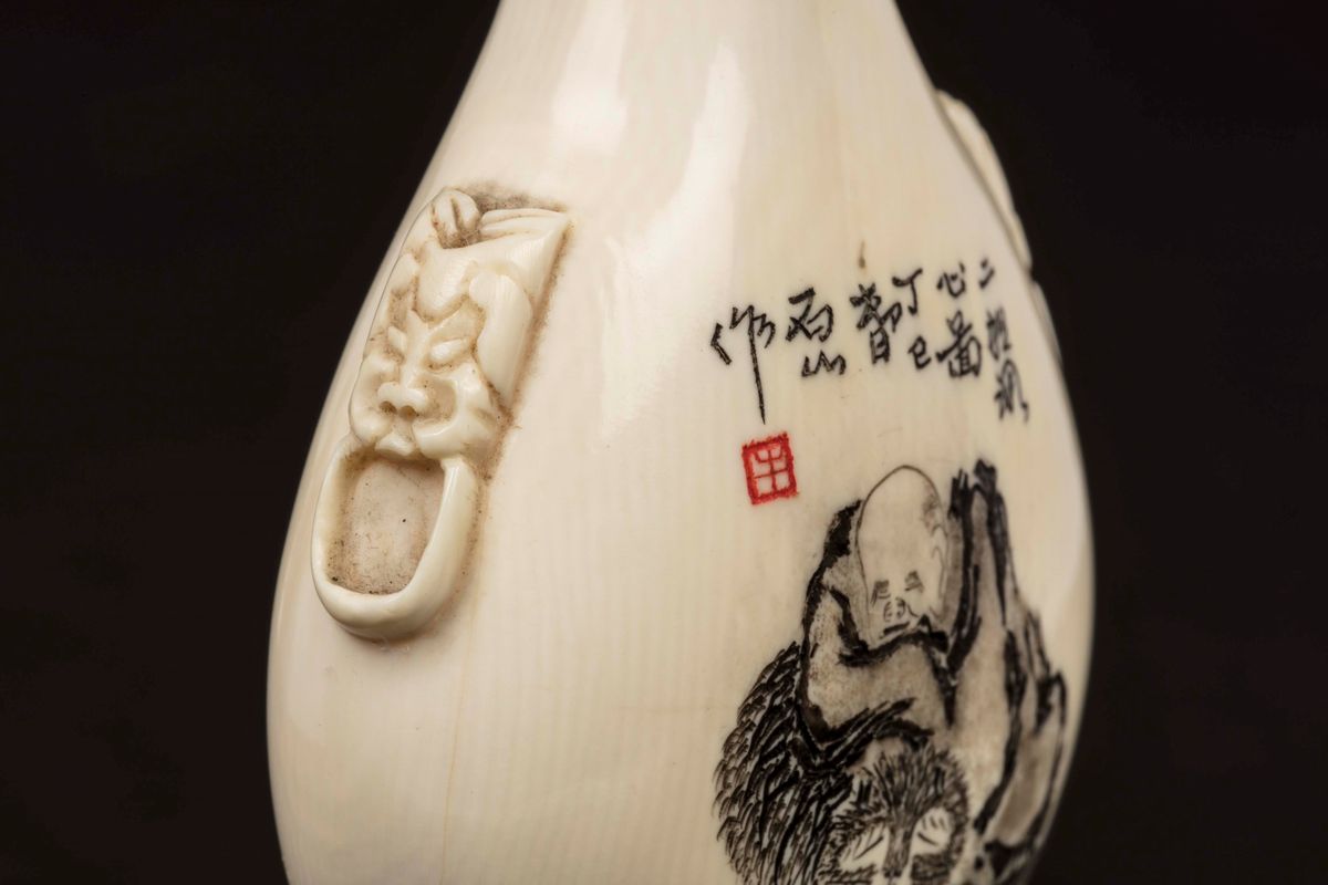 Quattro Snuff Bottles in Avorio e Corno Incise con Personaggi ed Iscrizioni, Cina, Inizio XX Seco...