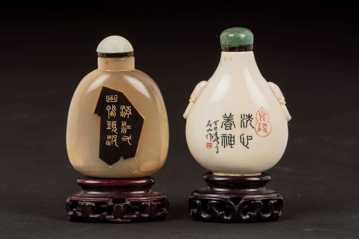 Quattro Snuff Bottles in Avorio e Corno Incise con Personaggi ed Iscrizioni, Cina, Inizio XX Seco...