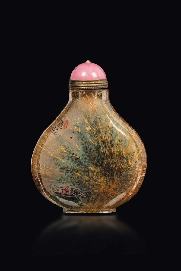 Snuff bottle in quarzo rutilato dipinta all'interno con paesaggi ed iscrizioni con base in malachite, Cina, inizio XX secolo