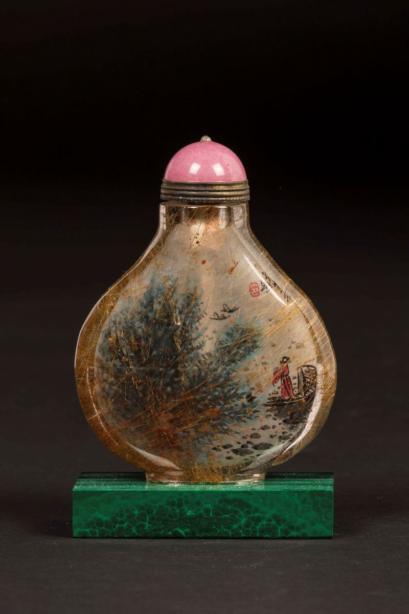 Snuff Bottle in Quarzo Rutilato Dipinta All'interno con Paesaggi ed Iscrizioni con Base in Malach...