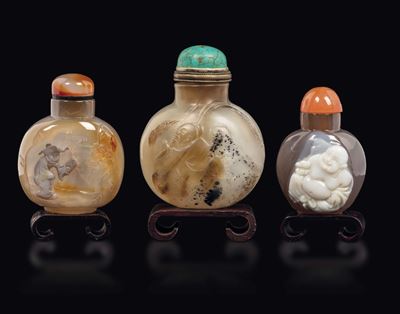 Tre Snuff Bottles in Agata con Immagini di Saggi ed un Budai, Cina, Dinastia Qing, XIX Secolo