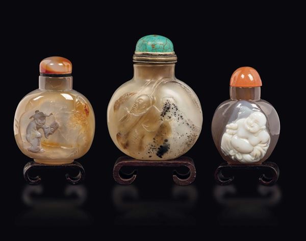 Tre snuff bottles in agata con immagini di saggi ed un Budai, Cina, Dinastia Qing, XIX secolo