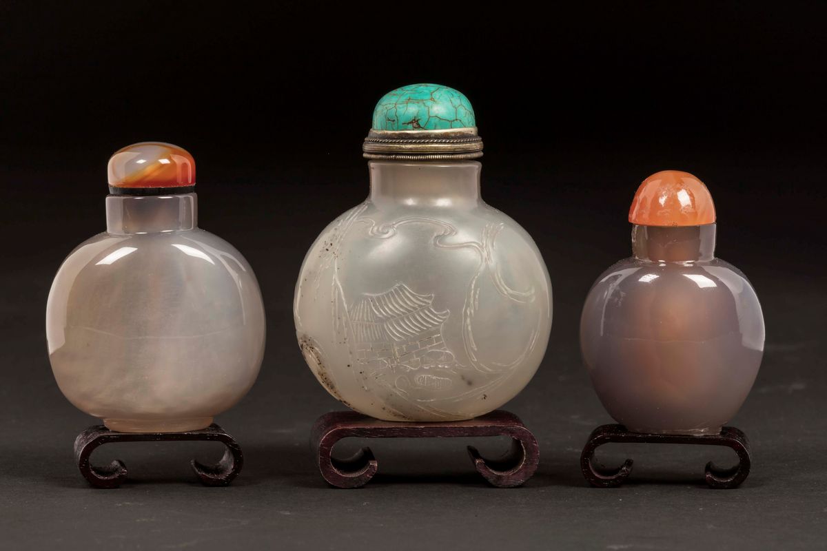 Tre Snuff Bottles in Agata con Immagini di Saggi ed un Budai, Cina, Dinastia Qing, XIX Secolo