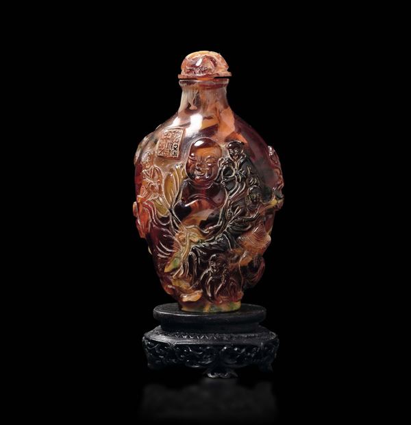 Snuff bottle in ambra con figura di Budai con fanciulli e marchio Qianlong, Cina, XX secolo