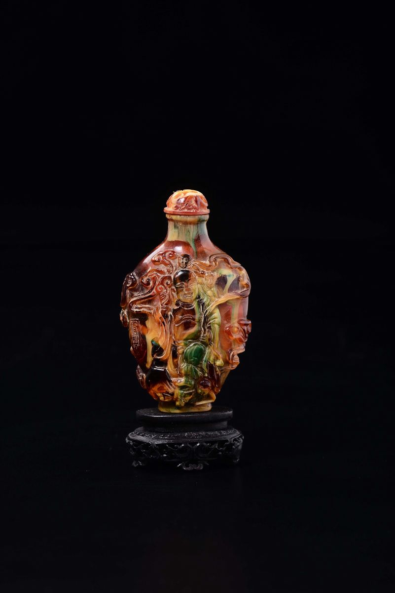 Snuff Bottle in Ambra con Figura di Budai con Fanciulli e Marchio Qianlong, Cina, XX Secolo