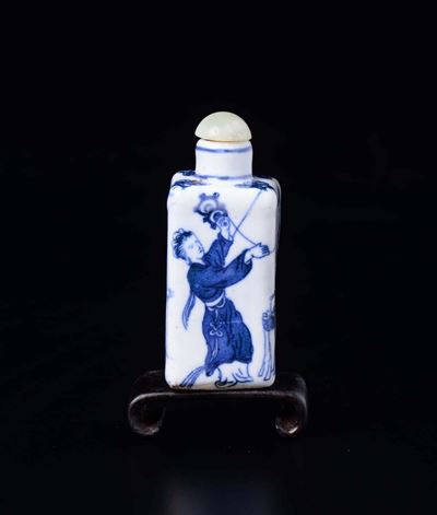 Snuff Bottle in Porcellana Bianca e Blu a Corpo Quadrato, Cina, Dinastia Qing, XIX Secolo