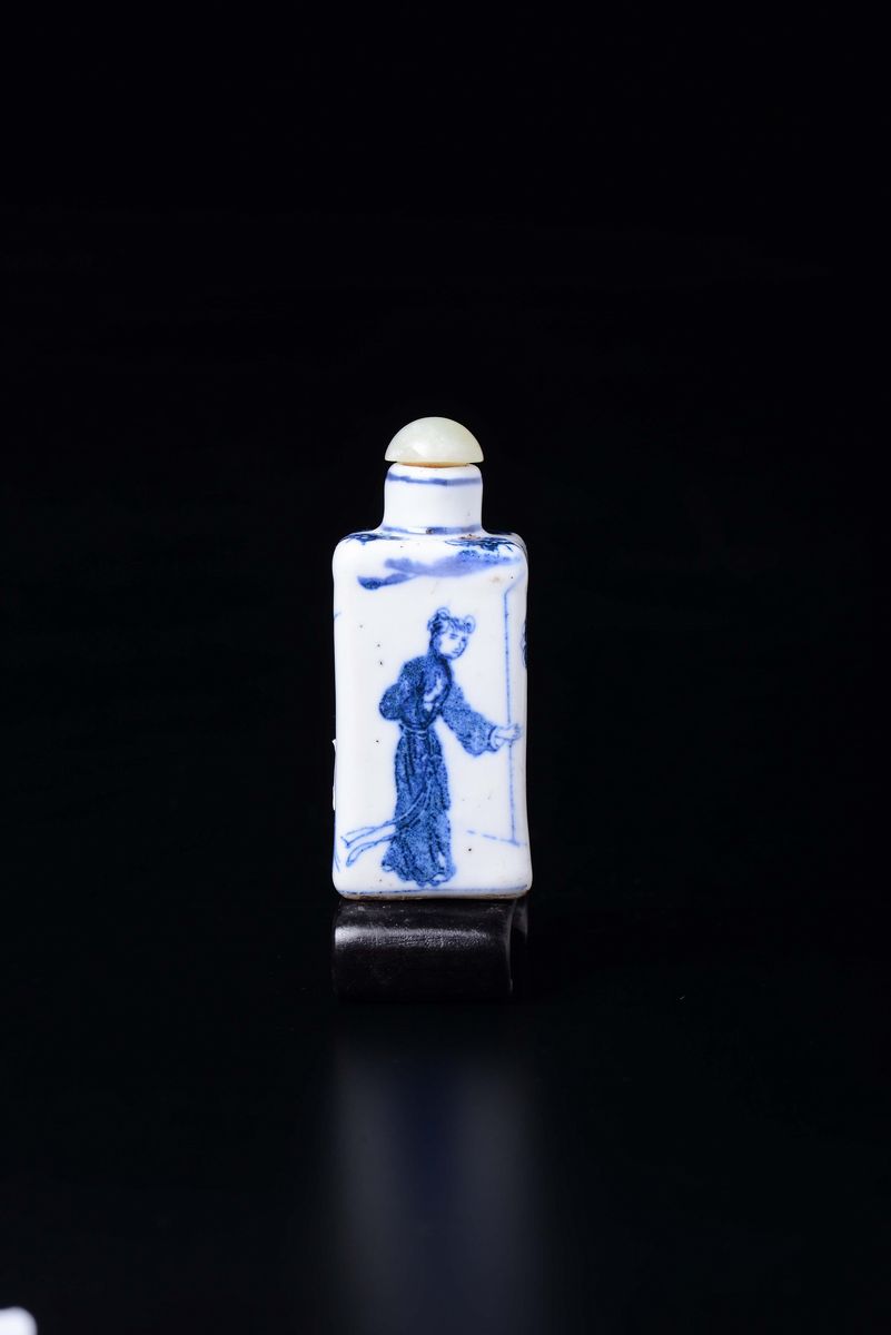 Snuff Bottle in Porcellana Bianca e Blu a Corpo Quadrato, Cina, Dinastia Qing, XIX Secolo