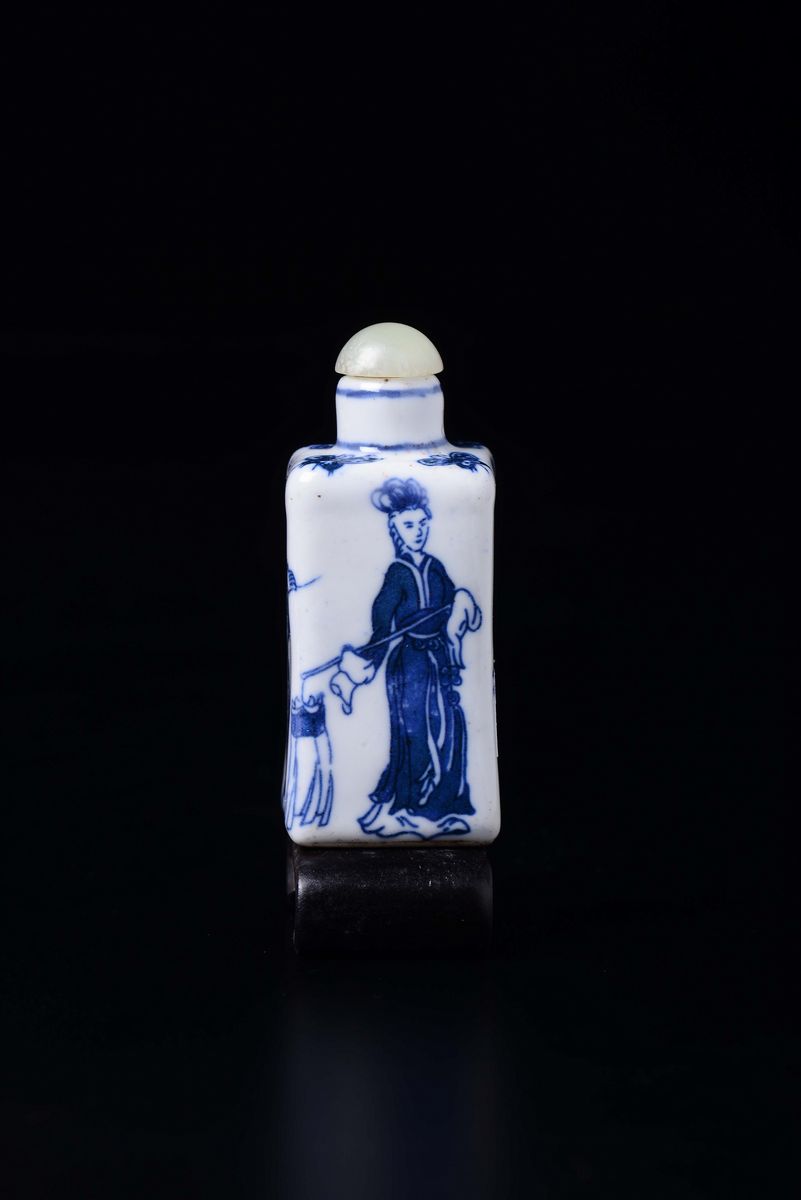 Snuff Bottle in Porcellana Bianca e Blu a Corpo Quadrato, Cina, Dinastia Qing, XIX Secolo