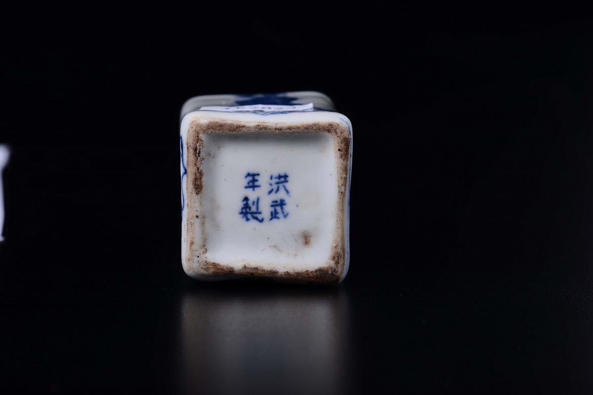 Snuff Bottle in Porcellana Bianca e Blu a Corpo Quadrato, Cina, Dinastia Qing, XIX Secolo