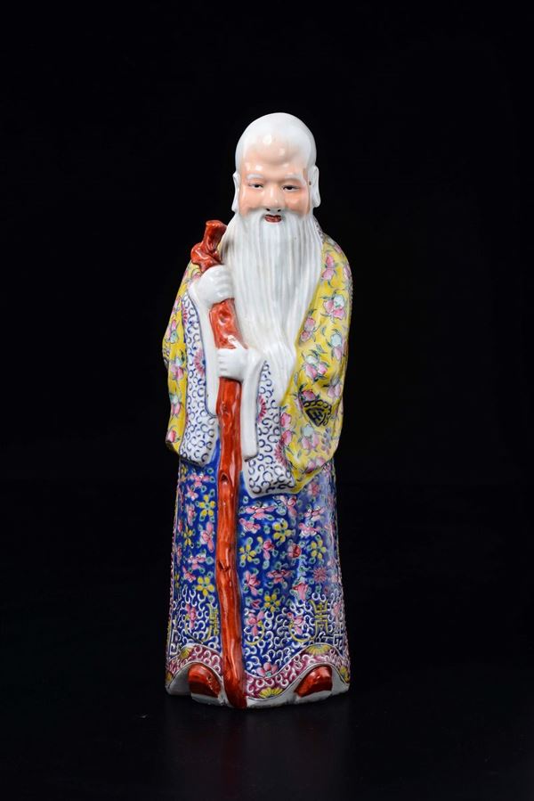 Figura di saggio con bastone in porcellana a smalti policromi, Cina, inizio XX secolo