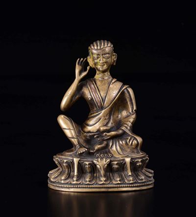 Figura di Monaco in Bronzo Dorato Seduto su Fiore di Loto, Cina, XX Secolo