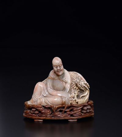 Figura di Saggio in Saponaria con Drago con Base in Saponaria, Cina, Dinastia Qing, Fine XIX Seco...