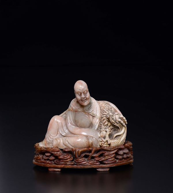 Figura di saggio in saponaria con drago con base in saponaria, Cina, Dinastia Qing, fine XIX secolo