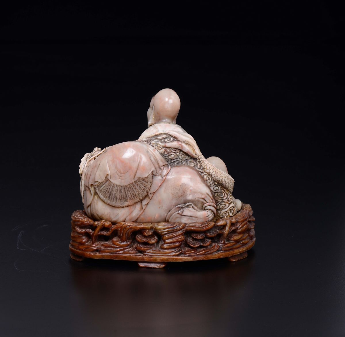 Figura di Saggio in Saponaria con Drago con Base in Saponaria, Cina, Dinastia Qing, Fine XIX Seco...