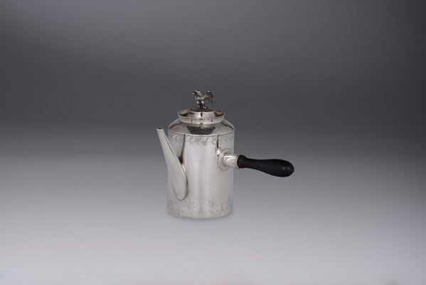 Cioccolatiera in argento fuso, sbalzato e cesellato. Probabilmente Inghilterra inizio del XIX secolo (bolli non leggibili)