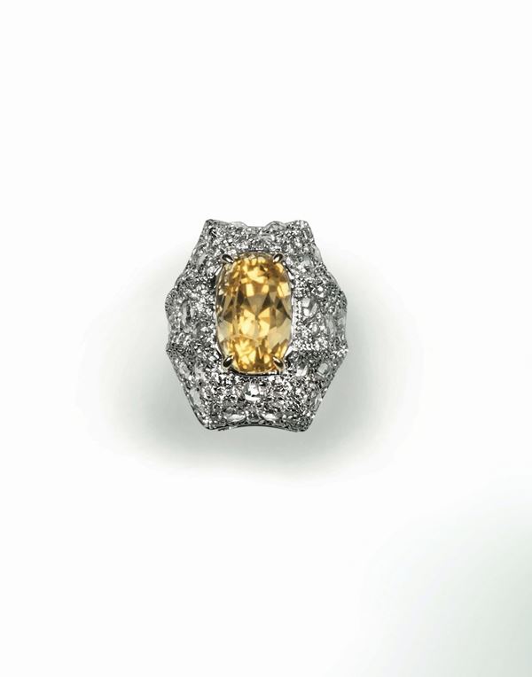 Anello con zaffiro giallo Ceylon di ct 18,60 con pavé di diamanti taglio a rosa e a brillante