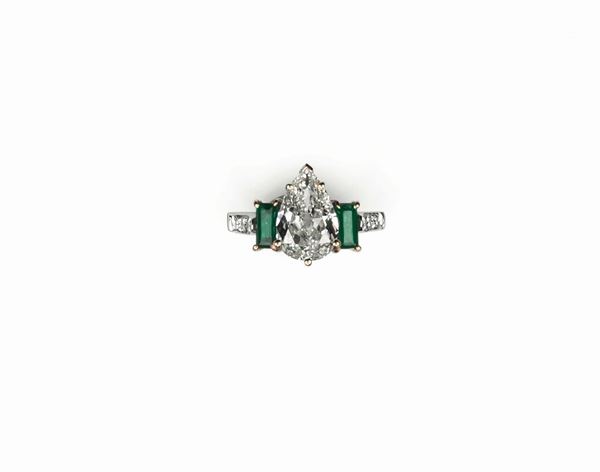 Anello con diamante taglio vecchio a goccia di ct 2,50 circa e smeraldi