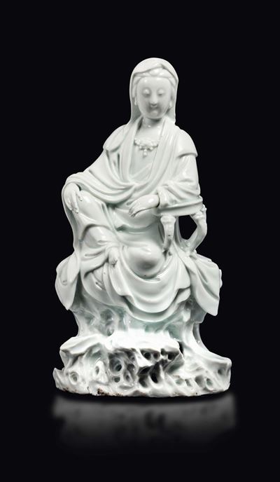 Figura di Guanyin Seduta su Roccia con Braccio Appoggiato in Porcellana Blanc De Chine Dehua, Cin...