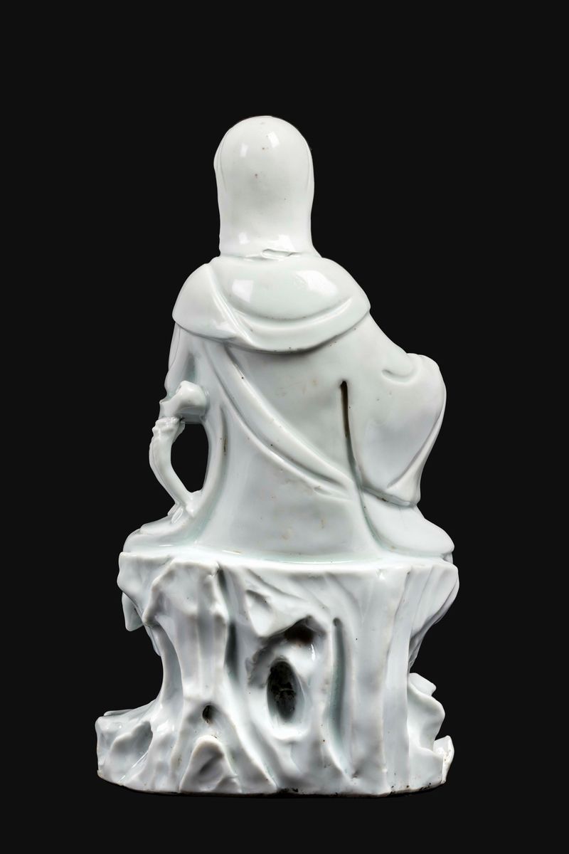 Figura di Guanyin Seduta su Roccia con Braccio Appoggiato in Porcellana Blanc De Chine Dehua, Cin...