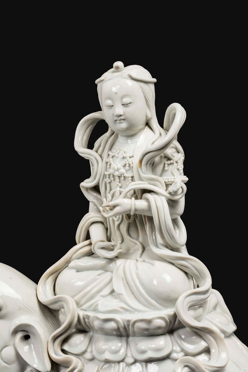 Figura di Manjusri Sopra Cane di Pho in Porcellana Blanc De Chine Dehua, Cina, Dinastia Qing, XIX...
