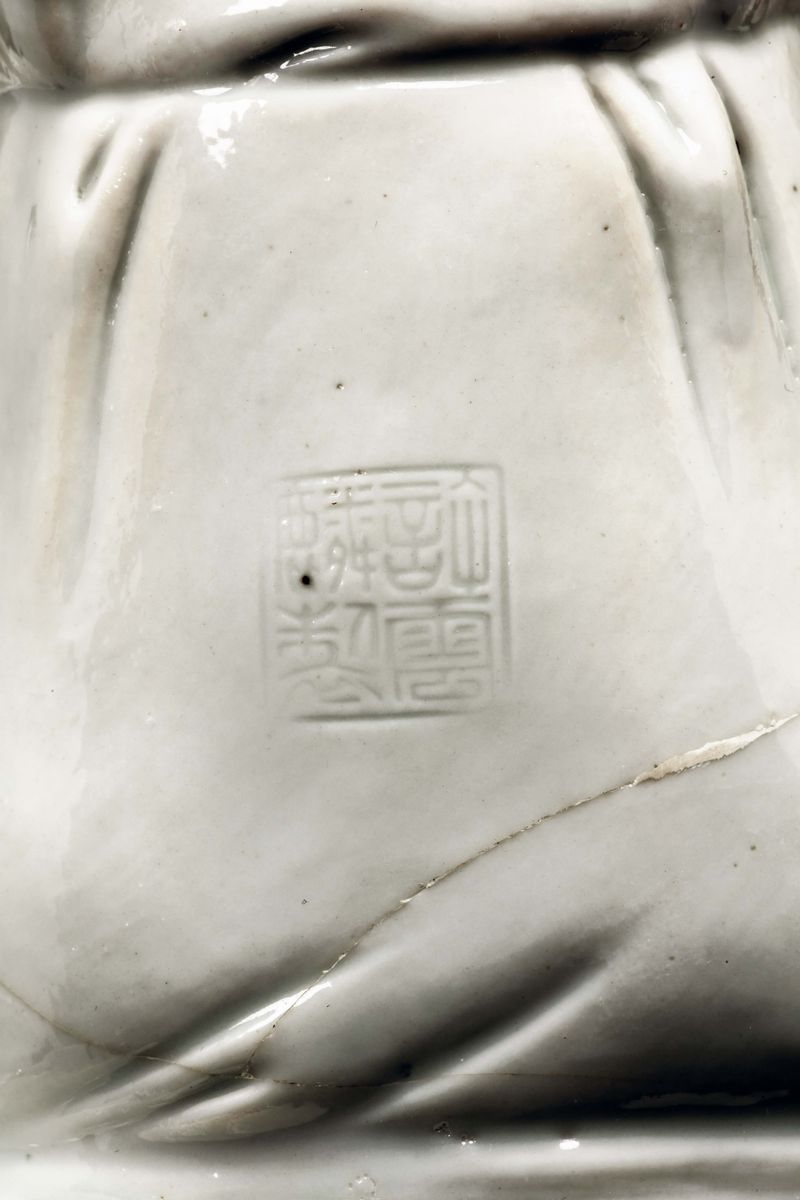 Figura di Manjusri Sopra Cane di Pho in Porcellana Blanc De Chine Dehua, Cina, Dinastia Qing, XIX...