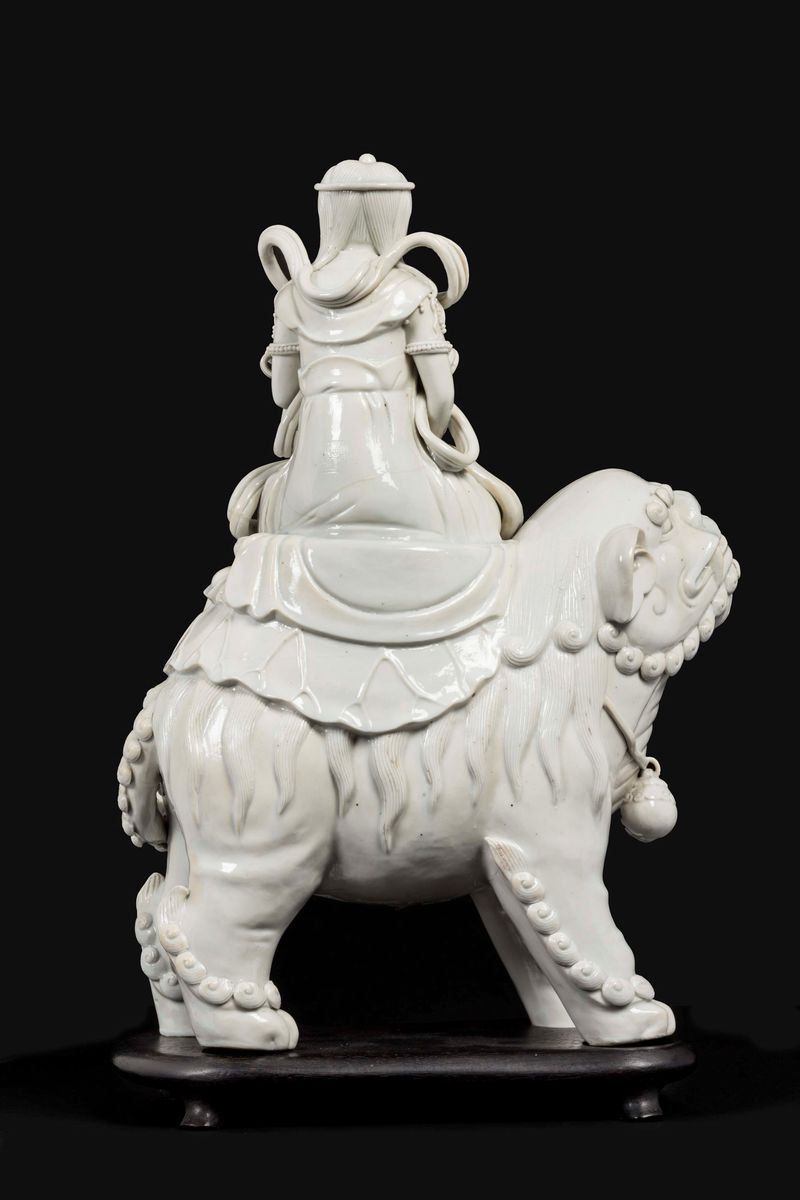Figura di Manjusri Sopra Cane di Pho in Porcellana Blanc De Chine Dehua, Cina, Dinastia Qing, XIX...