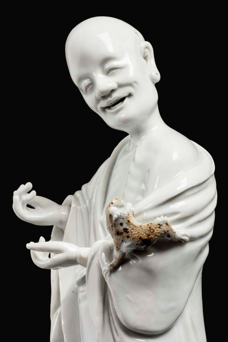 Figura di Liu Hai in Porcellana Blanc De Chine Dehua con Pipistrelli sulla Base, Cina, Dinastia Q...