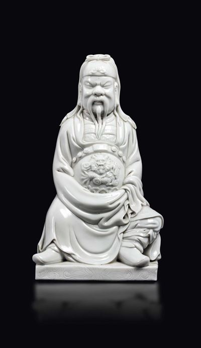 Figura di Guandi Seduto in Porcellana Blanc De Chine Dehua, Cina, Dinastia Qing, XVIII Secolo
