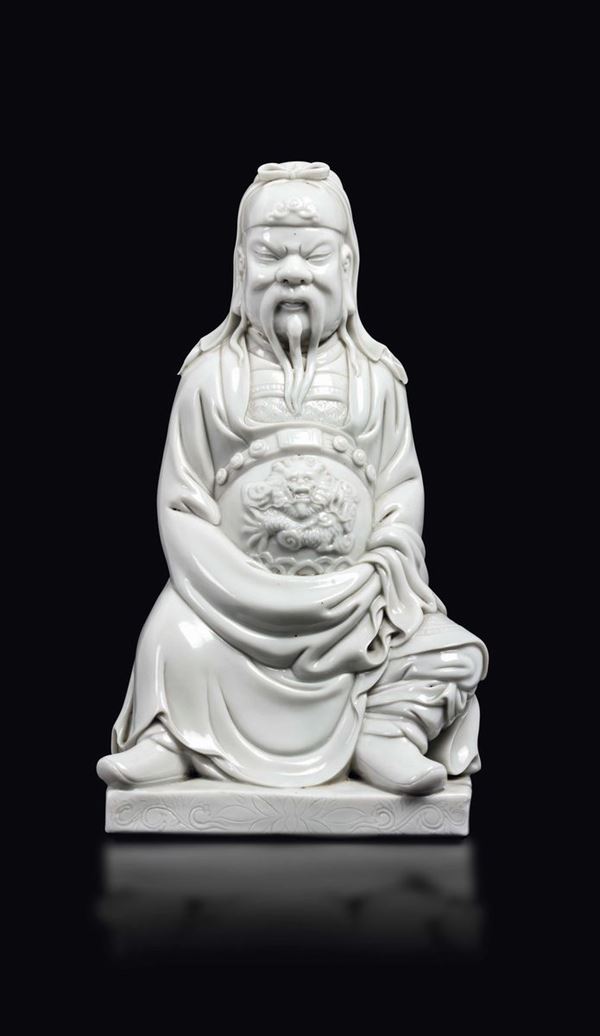 Figura di Guandi seduto in porcellana Blanc de Chine Dehua, Cina, Dinastia Qing, XVIII secolo