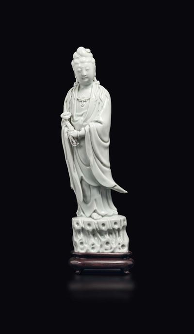 Figura di Guanyin Eretta in Porcellana Blanc De Chine Dehua con Ruyi tra le Mani, Cina, Dinastia ...