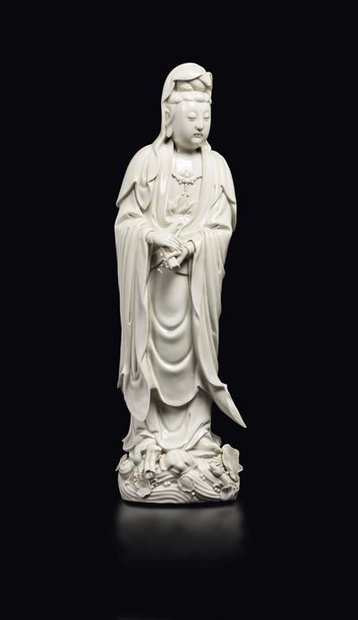Figura di Guanyn in Porcellana Blanc De Chine Dehua con Pergamena tra le Mani, Cina, Dinastia Qin...
