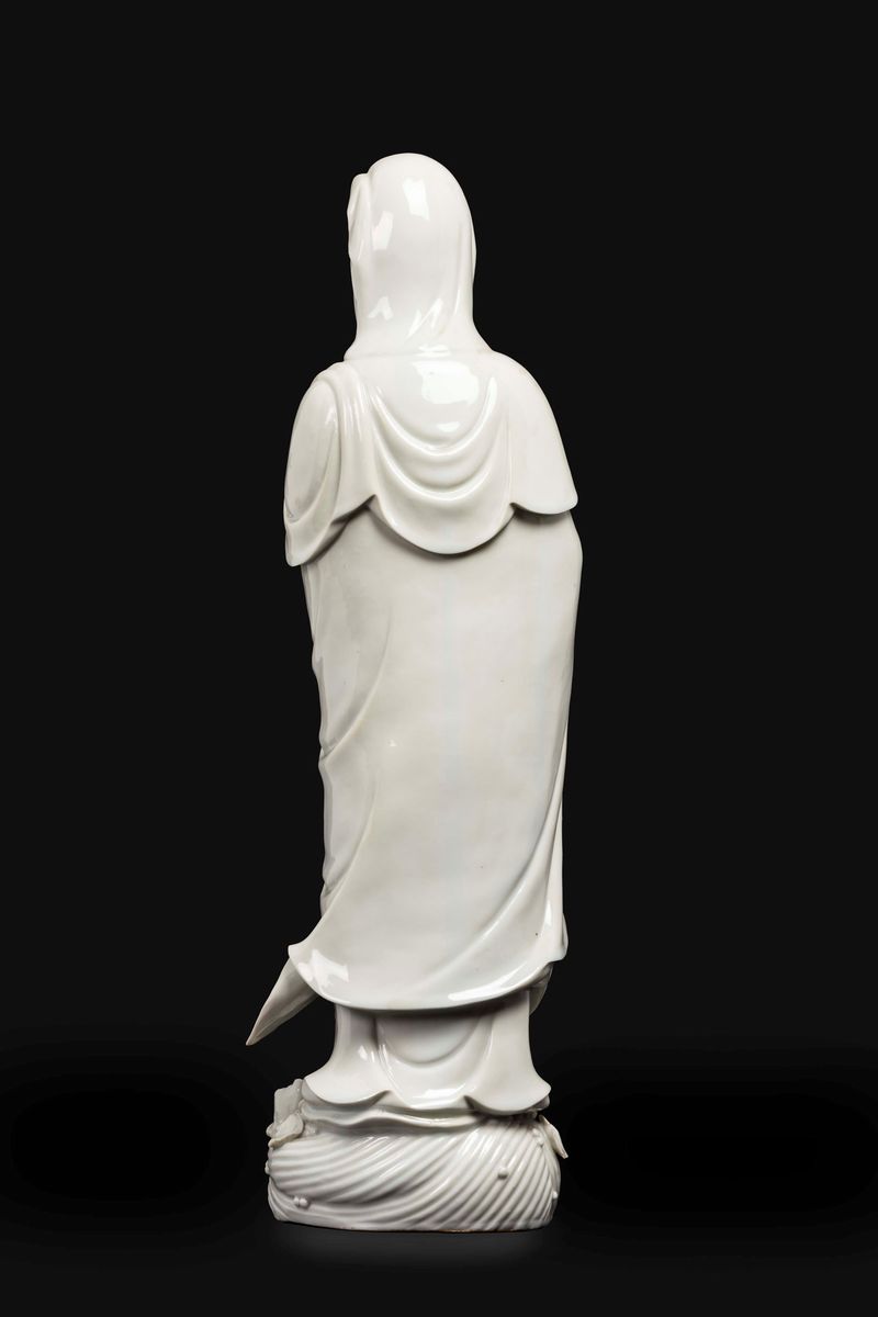 Figura di Guanyn in Porcellana Blanc De Chine Dehua con Pergamena tra le Mani, Cina, Dinastia Qin...