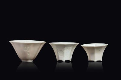 Tre Coppette di Misure Diverse in Porcellana Blanc De Chine Dehua, Due con Iscrizioni, una con Ce...