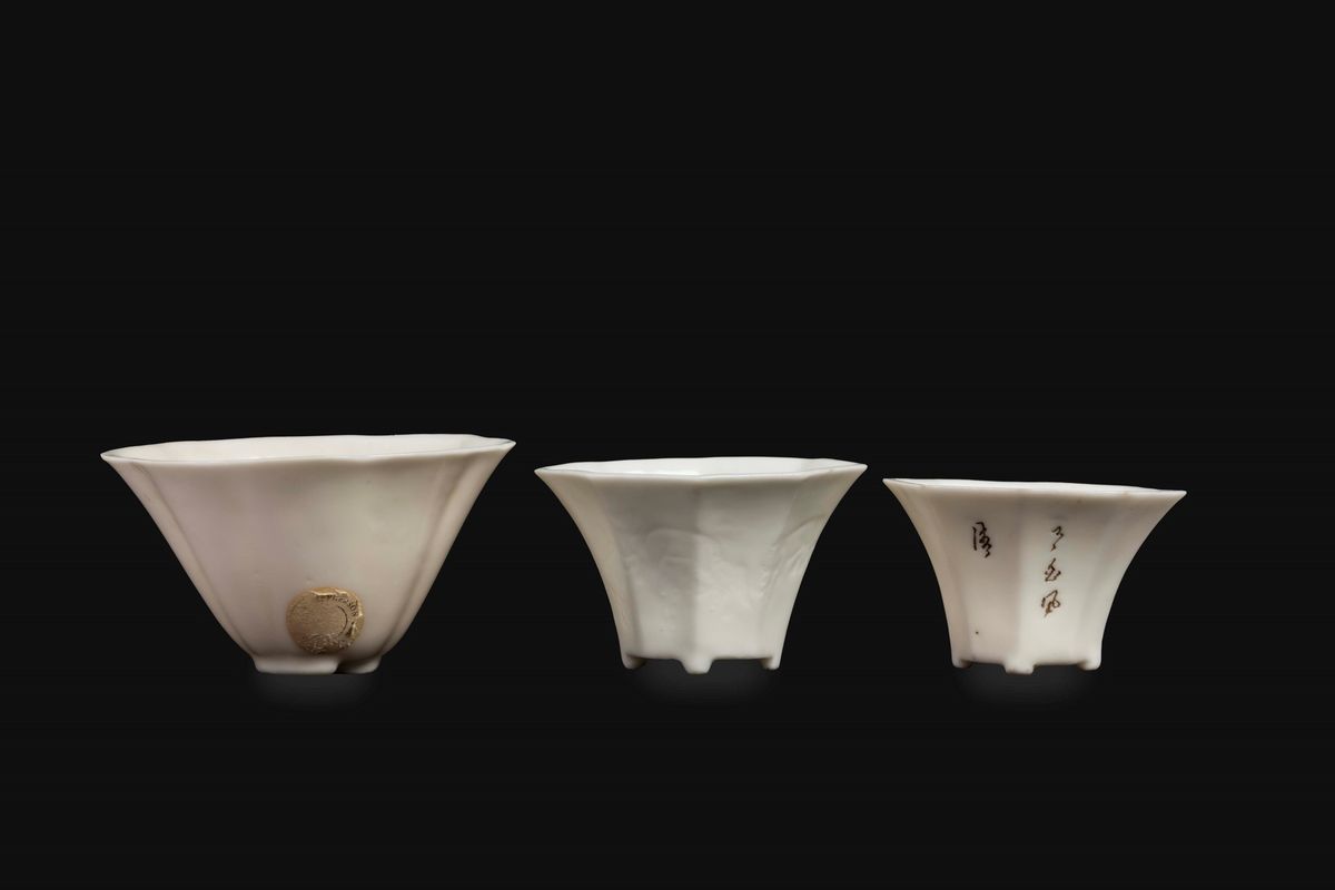 Tre Coppette di Misure Diverse in Porcellana Blanc De Chine Dehua, Due con Iscrizioni, una con Ce...
