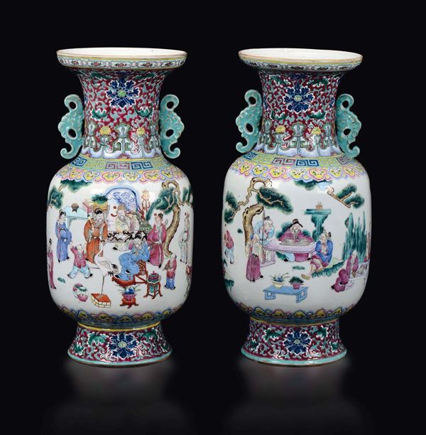 Coppia di vasi in porcellana a smalti policromi a doppia ansa raffiguranti attendenti e fanciulli, Cina, Dinastia Qing, epoca Guangxu (1875-1908)