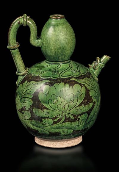 Brocca in Grès a Smalto Verde con Fiori di Loto, Cina, Probabilmente Dinastia Song (960-1279)