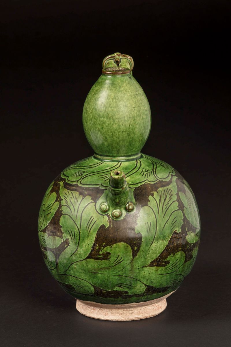 Brocca in Grès a Smalto Verde con Fiori di Loto, Cina, Probabilmente Dinastia Song (960-1279)